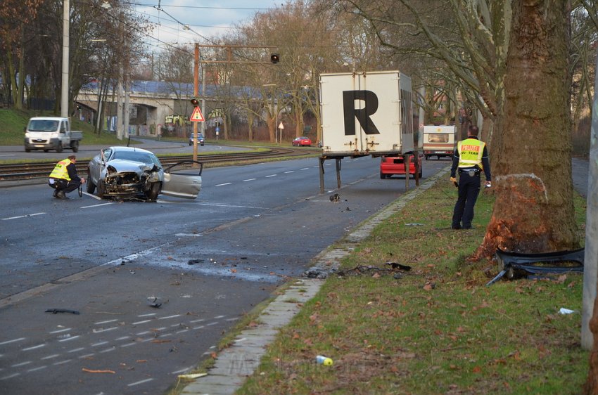 VU PKW Baum Koeln Muelheim Pfaelzischer Ring P091.JPG